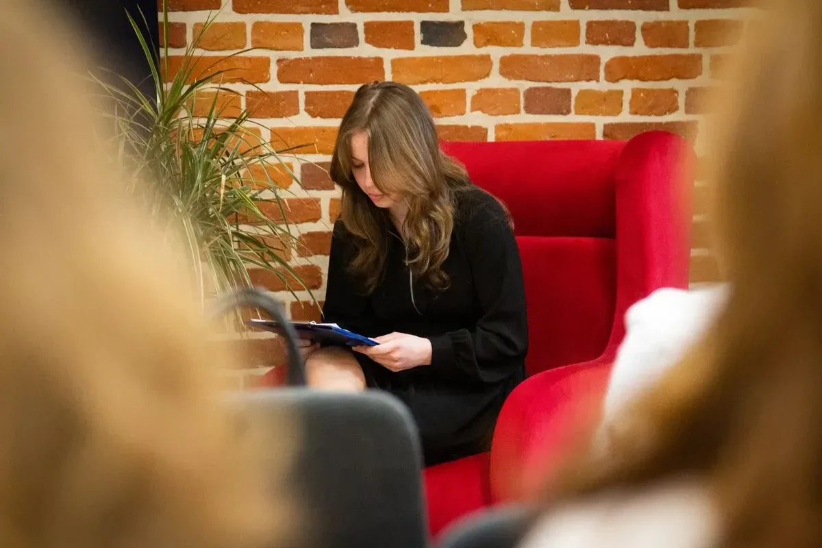 Młodzież i dorośli czytają teksty Aleksandra Fredry (zdjęcia, wideo)(nie publikowac)