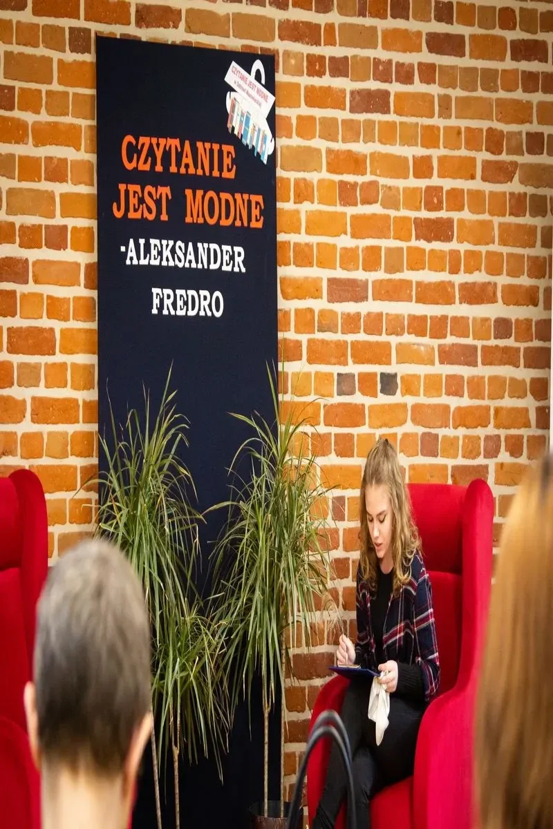 Młodzież i dorośli czytają teksty Aleksandra Fredry (zdjęcia, wideo)(nie publikowac)