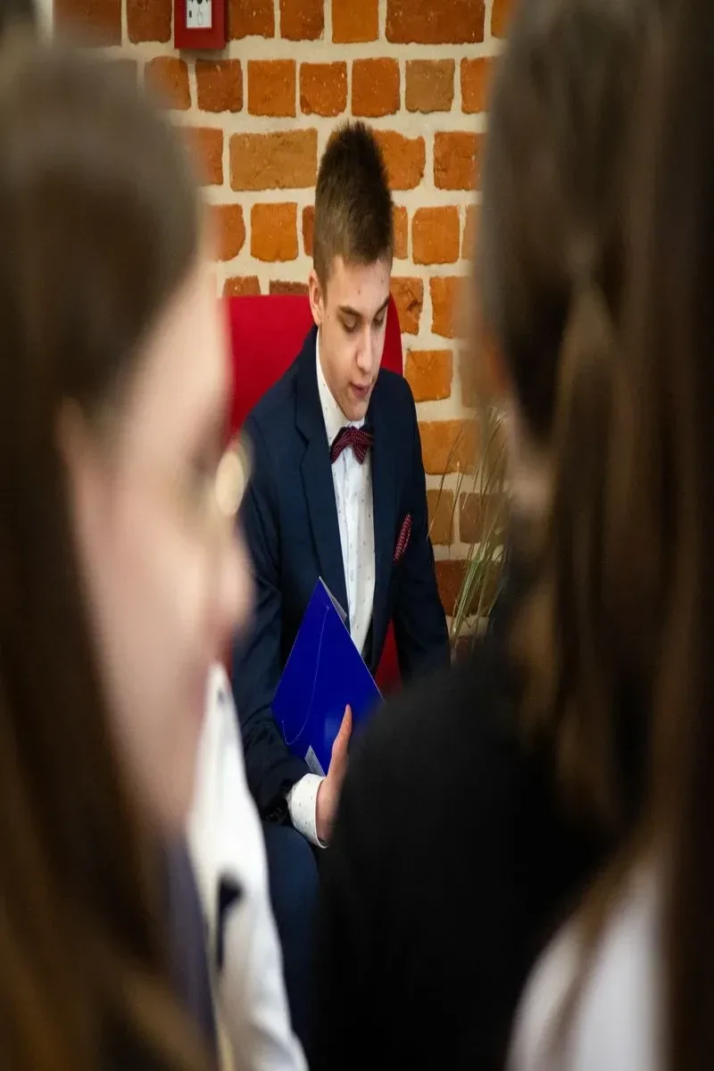 Młodzież i dorośli czytają teksty Aleksandra Fredry (zdjęcia, wideo)(nie publikowac)