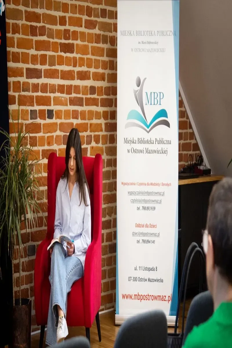 Młodzież i dorośli czytają teksty Aleksandra Fredry (zdjęcia, wideo)(nie publikowac)