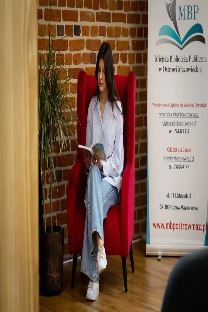 Młodzież i dorośli czytają teksty Aleksandra Fredry (zdjęcia, wideo)(nie publikowac)
