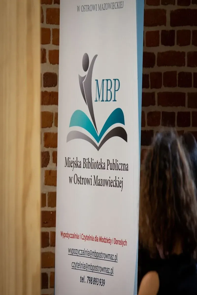 Młodzież i dorośli czytają teksty Aleksandra Fredry (zdjęcia, wideo)(nie publikowac)