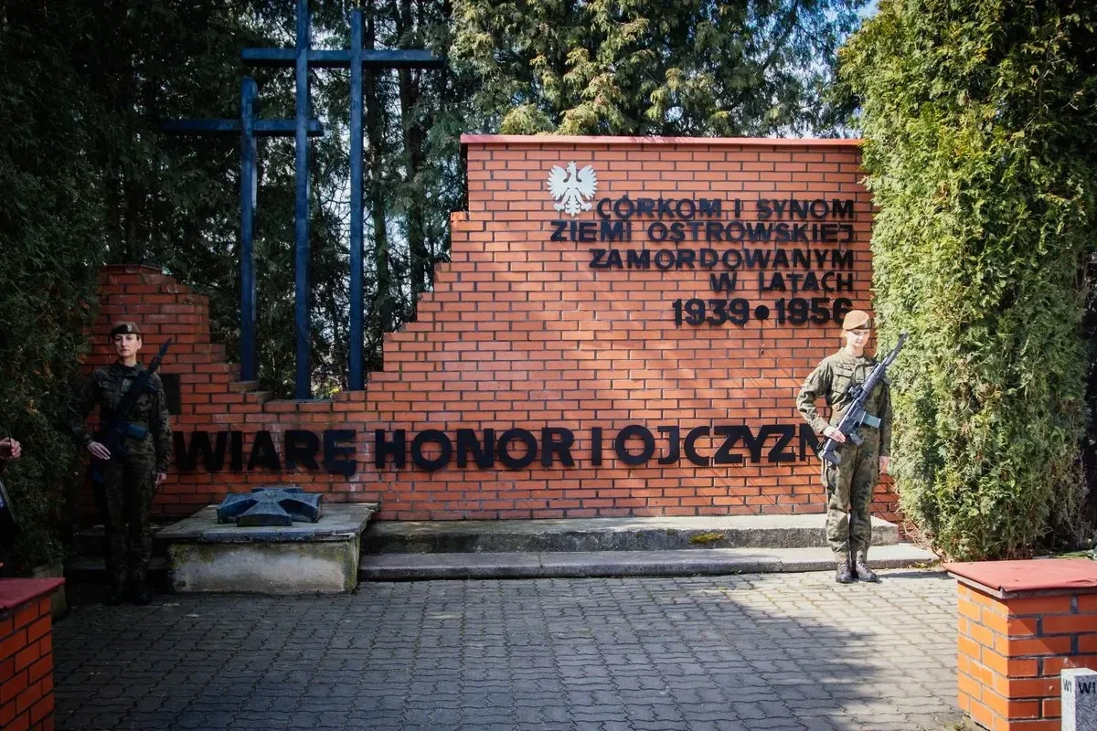 Pamięć o ofiarach - uroczystość upamiętniająca Zbrodnię Katyńską i aresztowanie uczniów Szkoły Handlowej (zdjęcia, wideo)