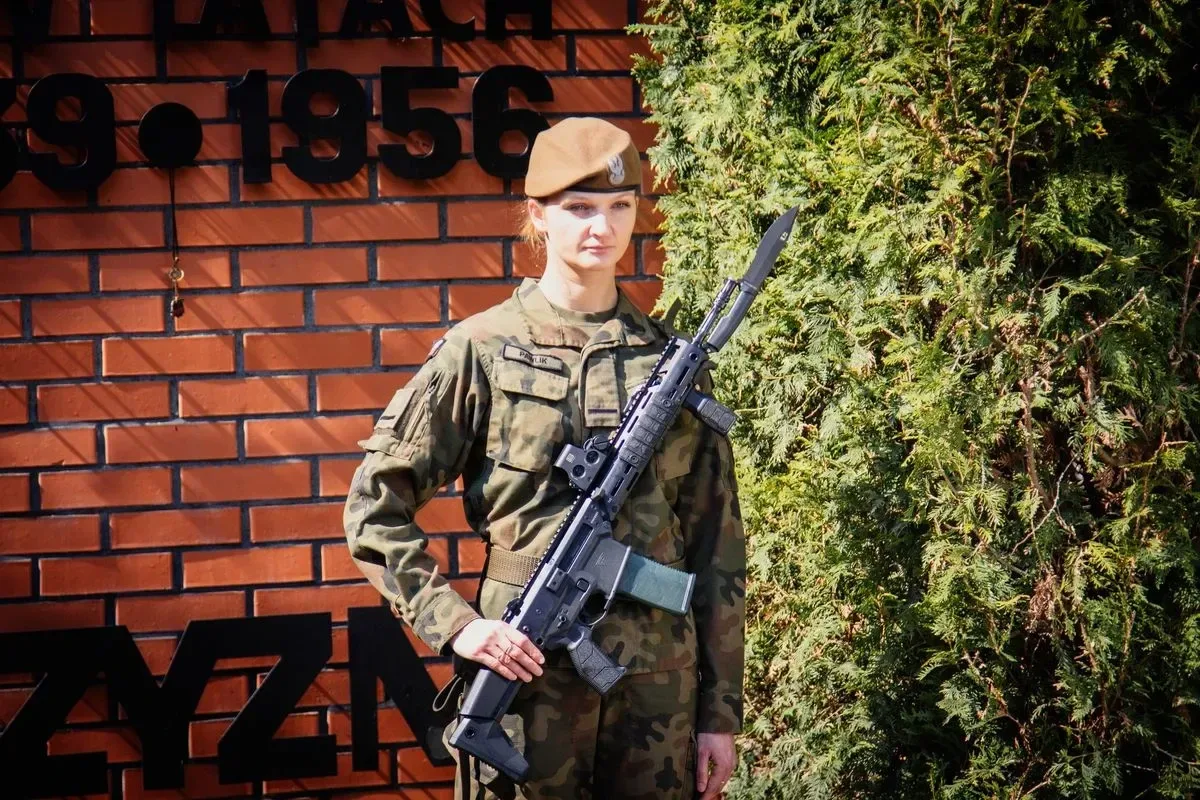 Pamięć o ofiarach - uroczystość upamiętniająca Zbrodnię Katyńską i aresztowanie uczniów Szkoły Handlowej (zdjęcia, wideo)