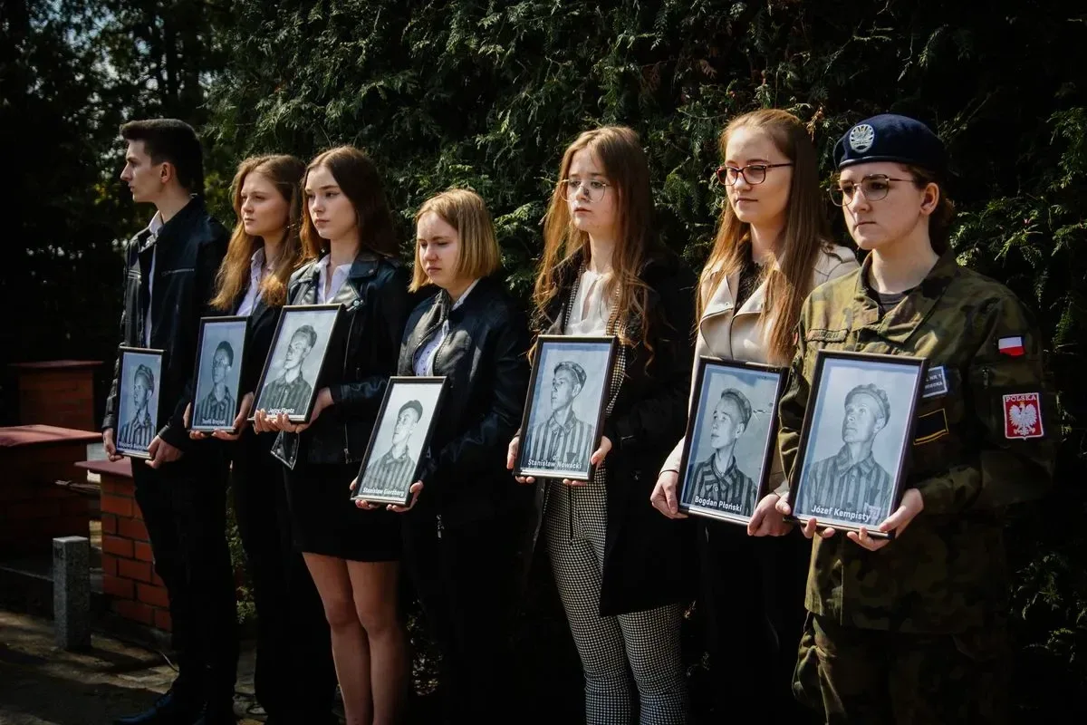 Pamięć o ofiarach - uroczystość upamiętniająca Zbrodnię Katyńską i aresztowanie uczniów Szkoły Handlowej (zdjęcia, wideo)