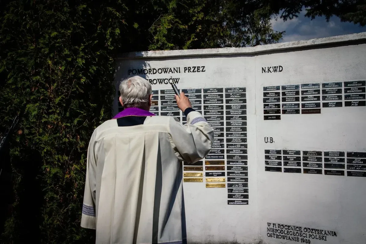 Pamięć o ofiarach - uroczystość upamiętniająca Zbrodnię Katyńską i aresztowanie uczniów Szkoły Handlowej (zdjęcia, wideo)