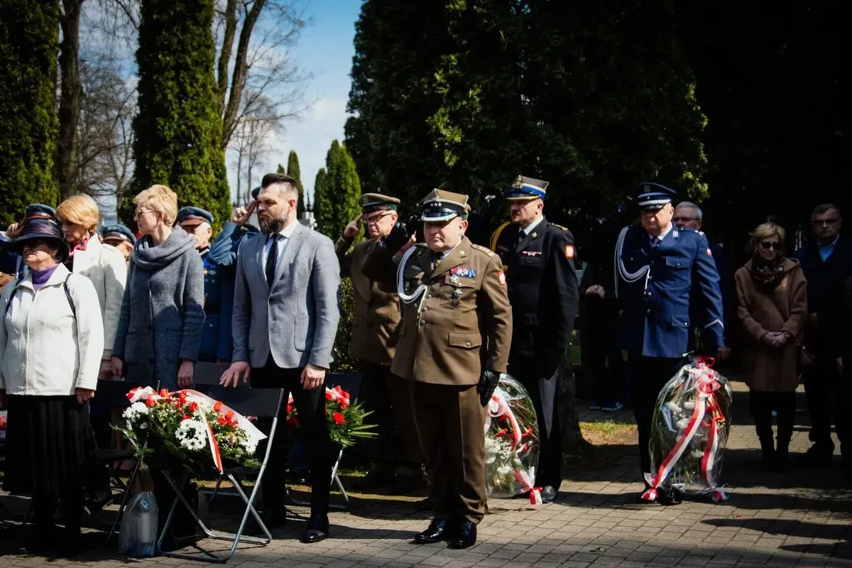 Pamięć o ofiarach - uroczystość upamiętniająca Zbrodnię Katyńską i aresztowanie uczniów Szkoły Handlowej (zdjęcia, wideo)