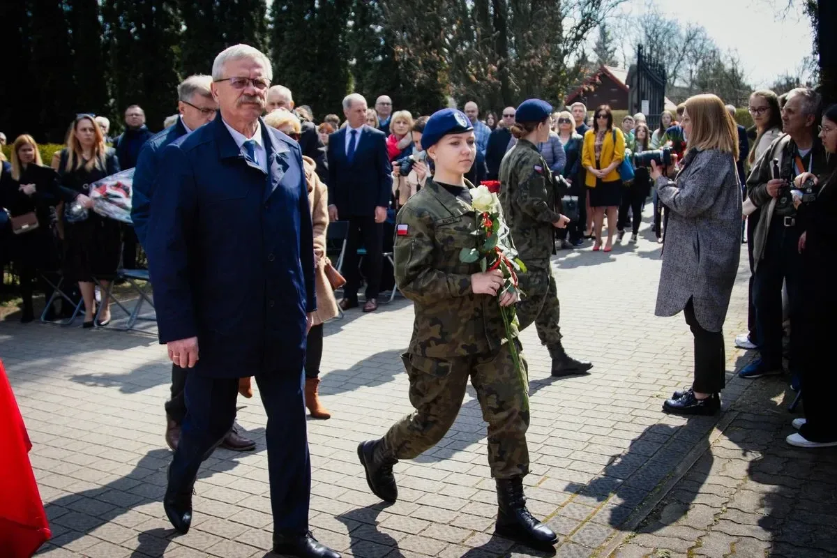 Pamięć o ofiarach - uroczystość upamiętniająca Zbrodnię Katyńską i aresztowanie uczniów Szkoły Handlowej (zdjęcia, wideo)