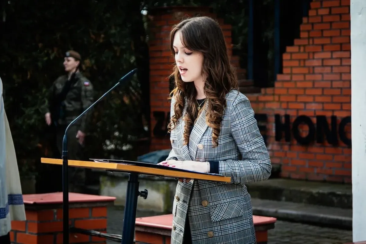 Pamięć o ofiarach - uroczystość upamiętniająca Zbrodnię Katyńską i aresztowanie uczniów Szkoły Handlowej (zdjęcia, wideo)