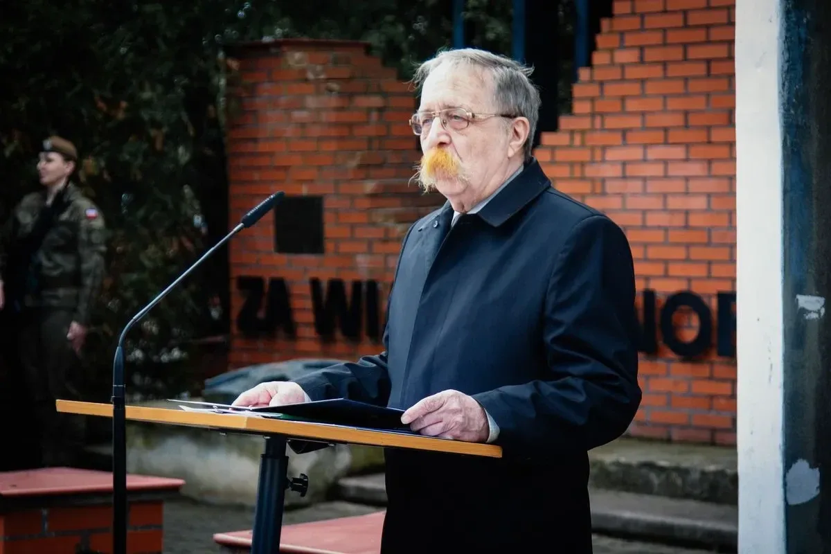 Pamięć o ofiarach - uroczystość upamiętniająca Zbrodnię Katyńską i aresztowanie uczniów Szkoły Handlowej (zdjęcia, wideo)