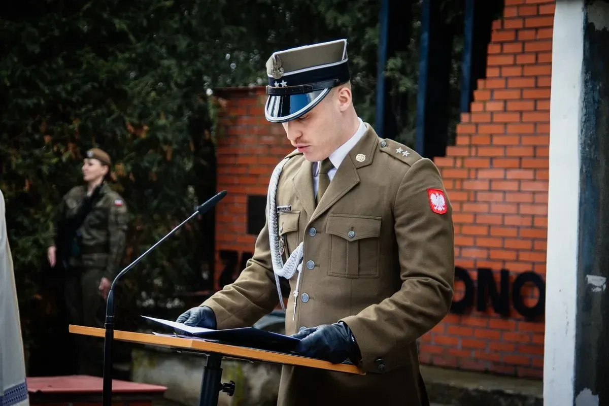 Pamięć o ofiarach - uroczystość upamiętniająca Zbrodnię Katyńską i aresztowanie uczniów Szkoły Handlowej (zdjęcia, wideo)