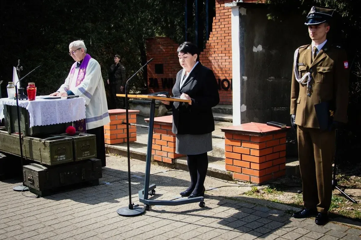 Pamięć o ofiarach - uroczystość upamiętniająca Zbrodnię Katyńską i aresztowanie uczniów Szkoły Handlowej (zdjęcia, wideo)