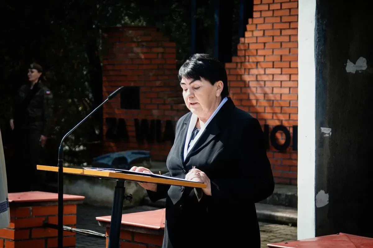 Pamięć o ofiarach - uroczystość upamiętniająca Zbrodnię Katyńską i aresztowanie uczniów Szkoły Handlowej (zdjęcia, wideo)