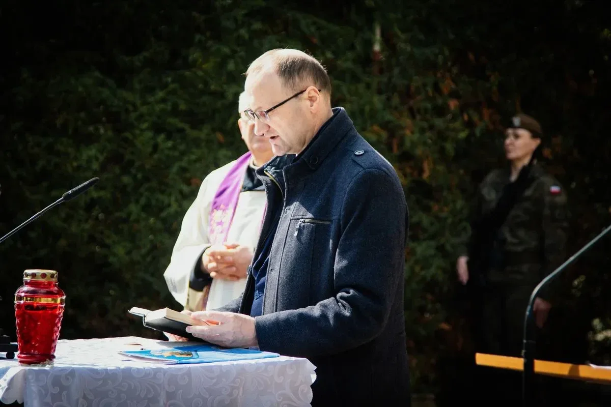 Pamięć o ofiarach - uroczystość upamiętniająca Zbrodnię Katyńską i aresztowanie uczniów Szkoły Handlowej (zdjęcia, wideo)