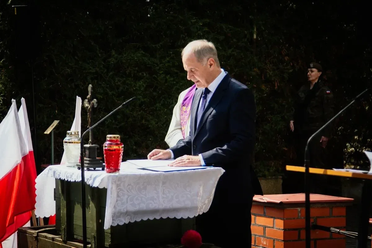 Pamięć o ofiarach - uroczystość upamiętniająca Zbrodnię Katyńską i aresztowanie uczniów Szkoły Handlowej (zdjęcia, wideo)