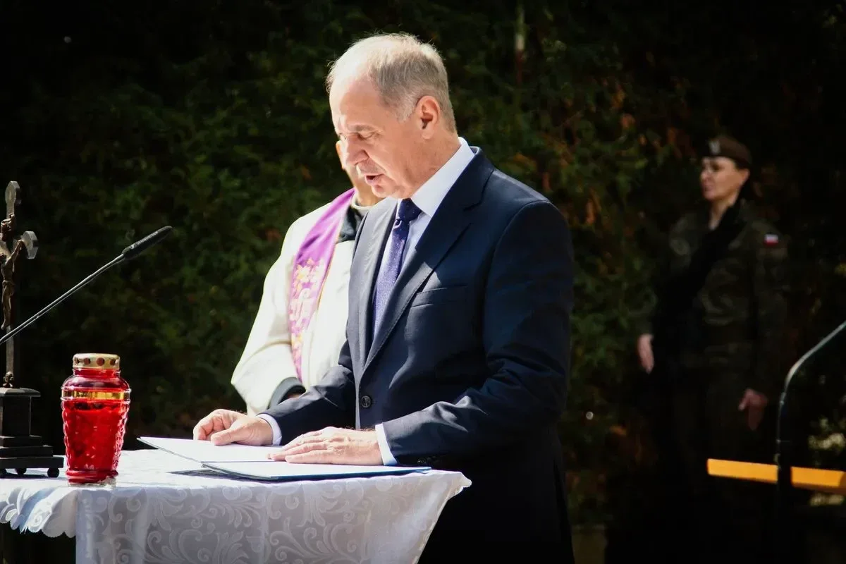 Pamięć o ofiarach - uroczystość upamiętniająca Zbrodnię Katyńską i aresztowanie uczniów Szkoły Handlowej (zdjęcia, wideo)