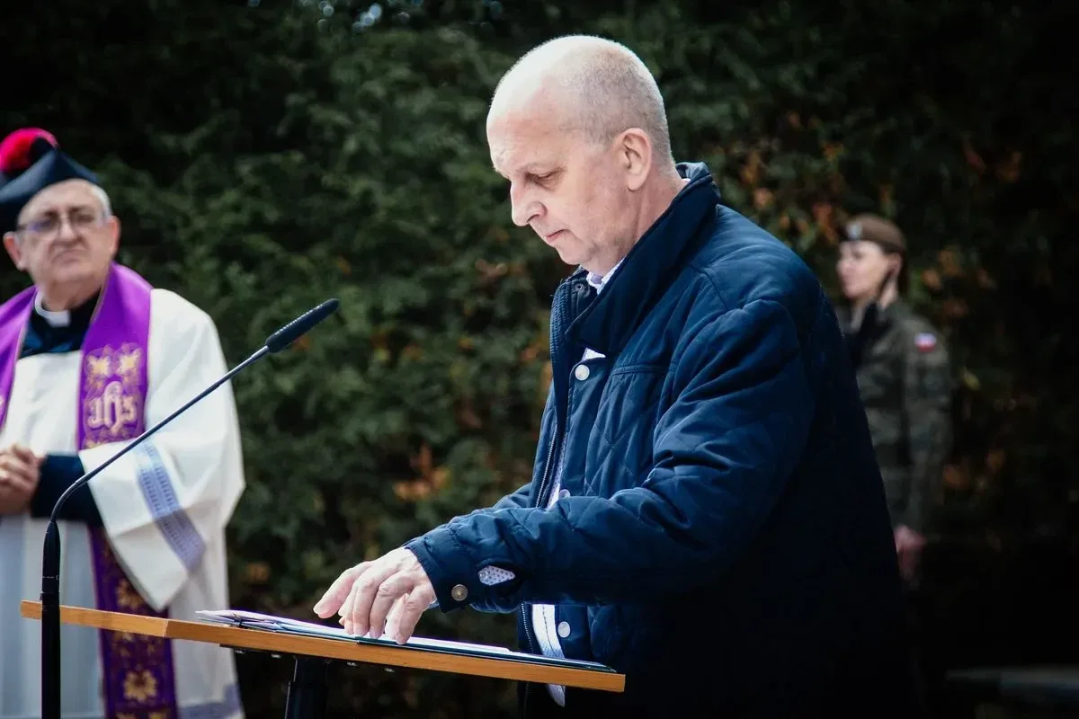Pamięć o ofiarach - uroczystość upamiętniająca Zbrodnię Katyńską i aresztowanie uczniów Szkoły Handlowej (zdjęcia, wideo)