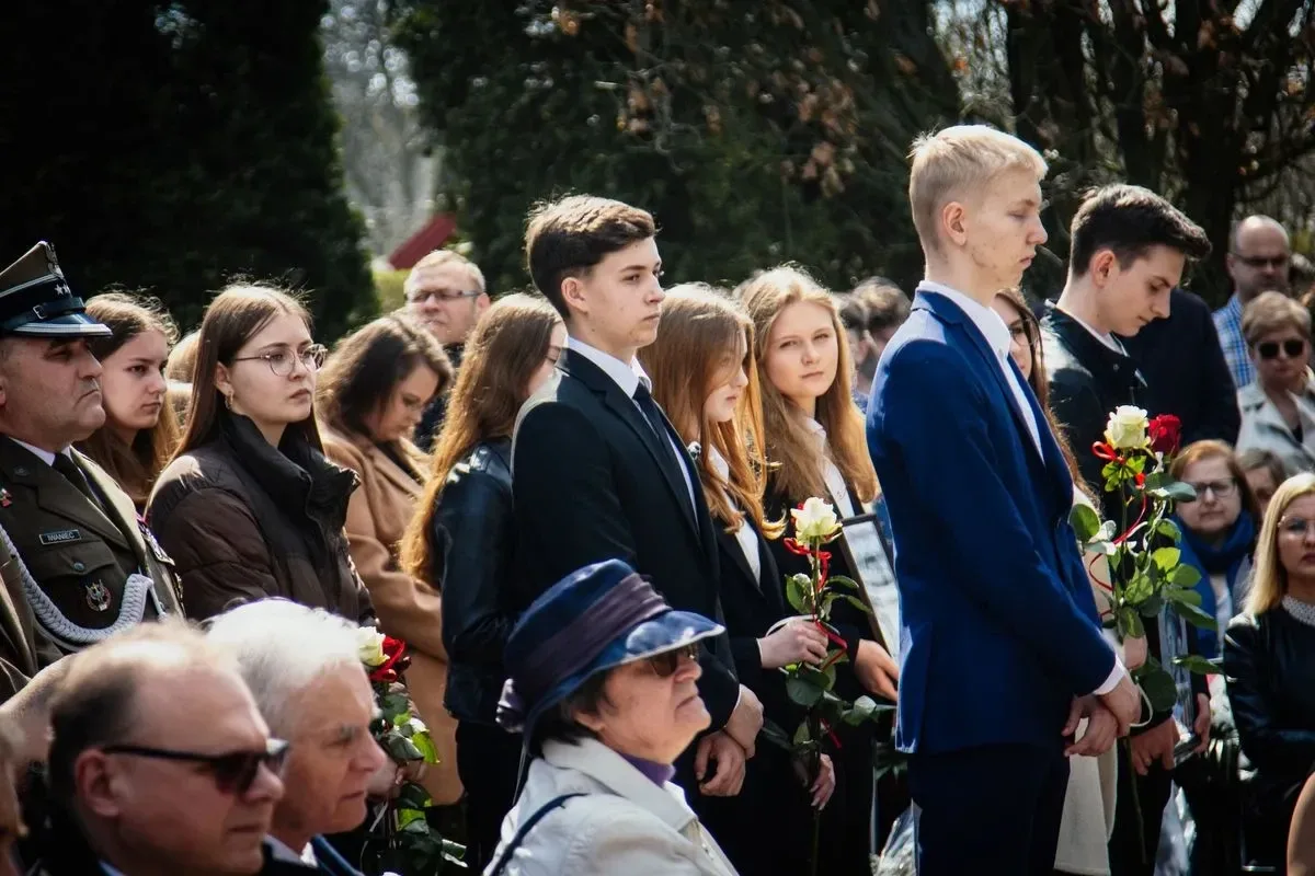 Pamięć o ofiarach - uroczystość upamiętniająca Zbrodnię Katyńską i aresztowanie uczniów Szkoły Handlowej (zdjęcia, wideo)