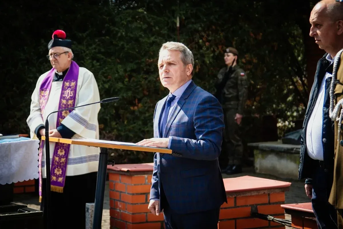 Pamięć o ofiarach - uroczystość upamiętniająca Zbrodnię Katyńską i aresztowanie uczniów Szkoły Handlowej (zdjęcia, wideo)