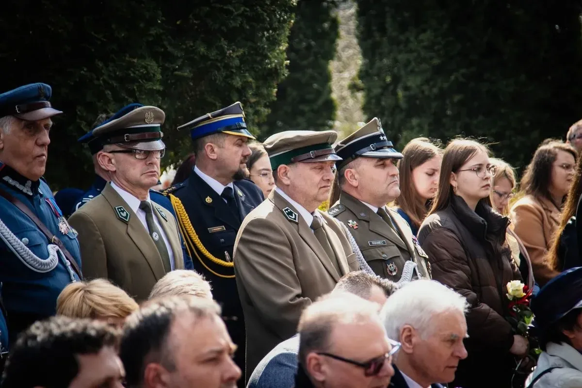 Pamięć o ofiarach - uroczystość upamiętniająca Zbrodnię Katyńską i aresztowanie uczniów Szkoły Handlowej (zdjęcia, wideo)
