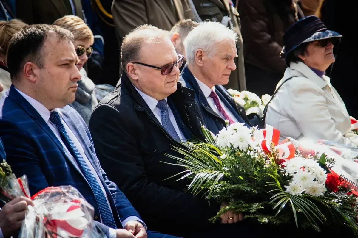 Pamięć o ofiarach - uroczystość upamiętniająca Zbrodnię Katyńską i aresztowanie uczniów Szkoły Handlowej (zdjęcia, wideo)