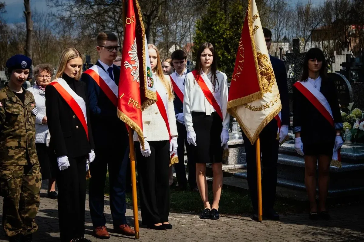 Pamięć o ofiarach - uroczystość upamiętniająca Zbrodnię Katyńską i aresztowanie uczniów Szkoły Handlowej (zdjęcia, wideo)