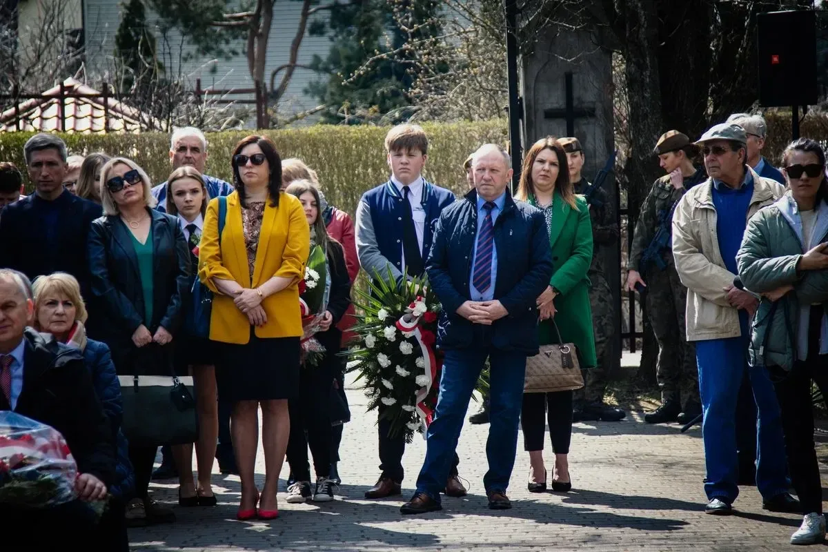 Pamięć o ofiarach - uroczystość upamiętniająca Zbrodnię Katyńską i aresztowanie uczniów Szkoły Handlowej (zdjęcia, wideo)
