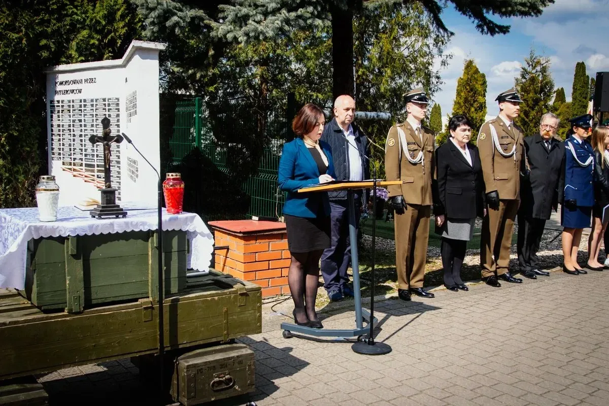 Pamięć o ofiarach - uroczystość upamiętniająca Zbrodnię Katyńską i aresztowanie uczniów Szkoły Handlowej (zdjęcia, wideo)