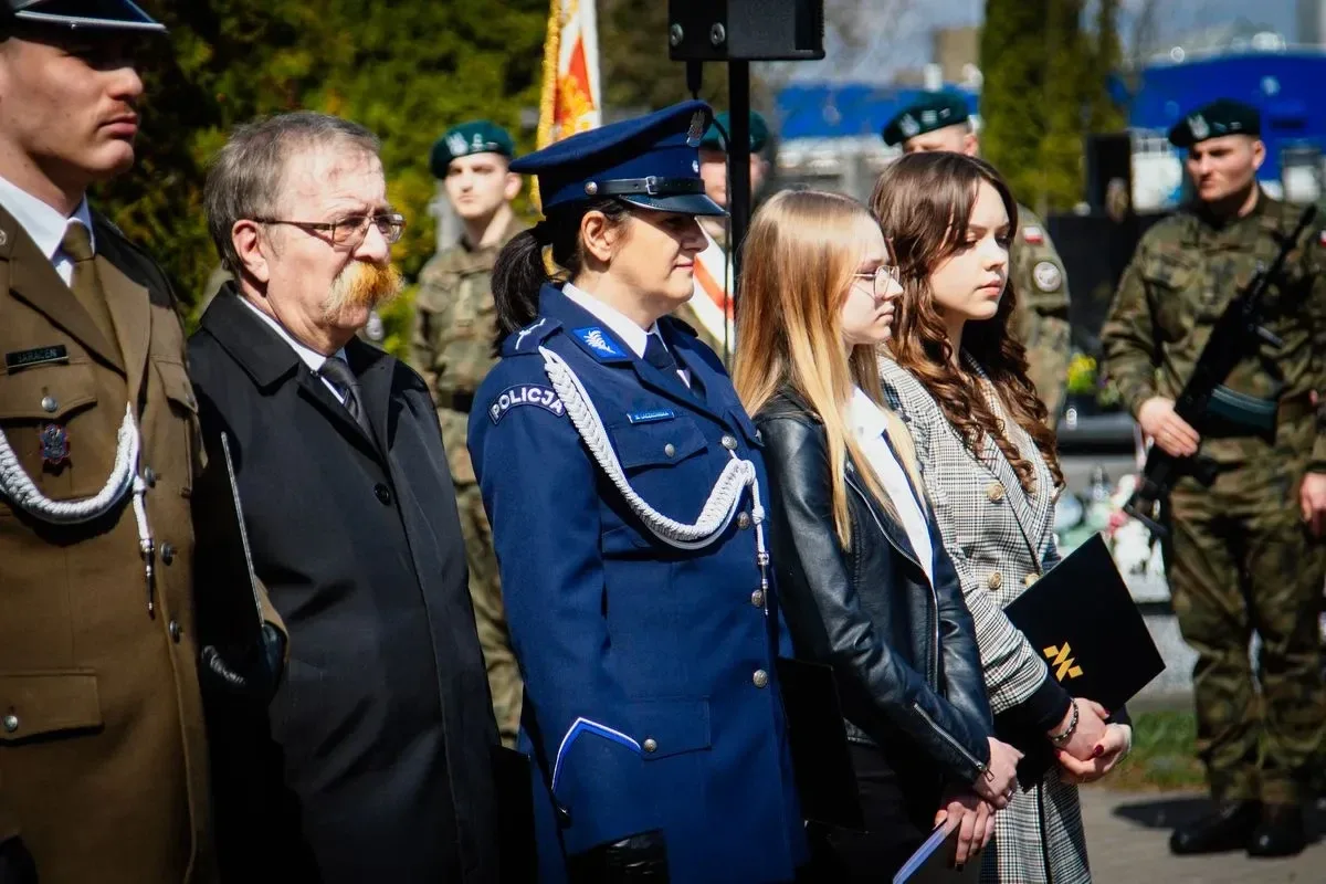 Pamięć o ofiarach - uroczystość upamiętniająca Zbrodnię Katyńską i aresztowanie uczniów Szkoły Handlowej (zdjęcia, wideo)