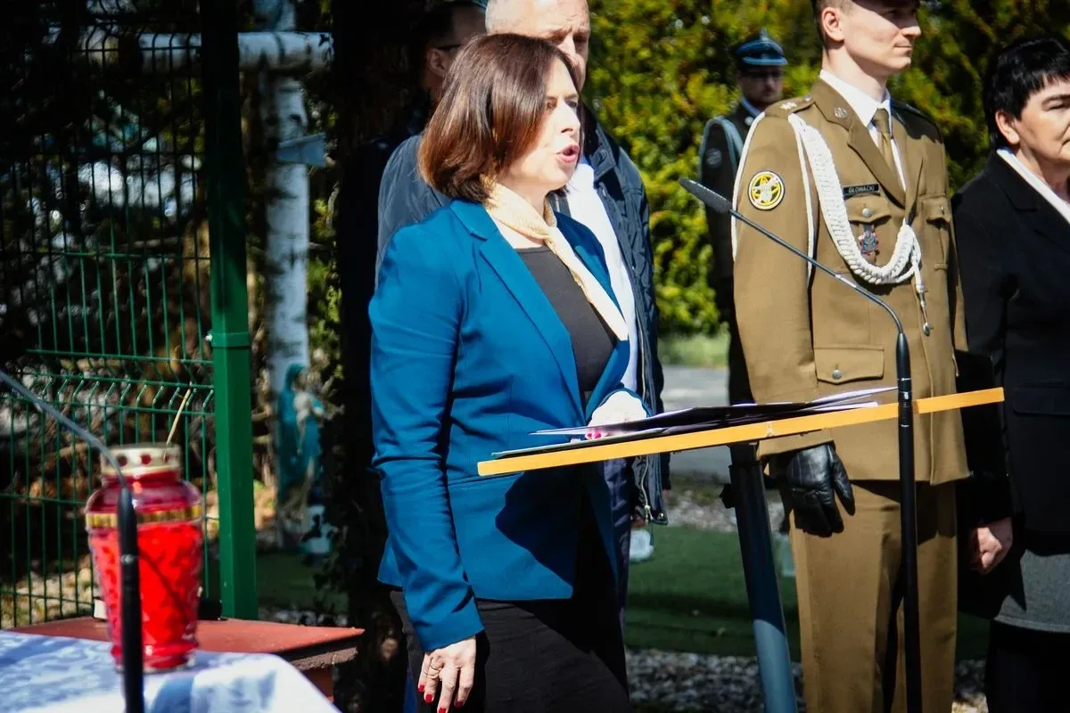 Pamięć o ofiarach - uroczystość upamiętniająca Zbrodnię Katyńską i aresztowanie uczniów Szkoły Handlowej (zdjęcia, wideo)