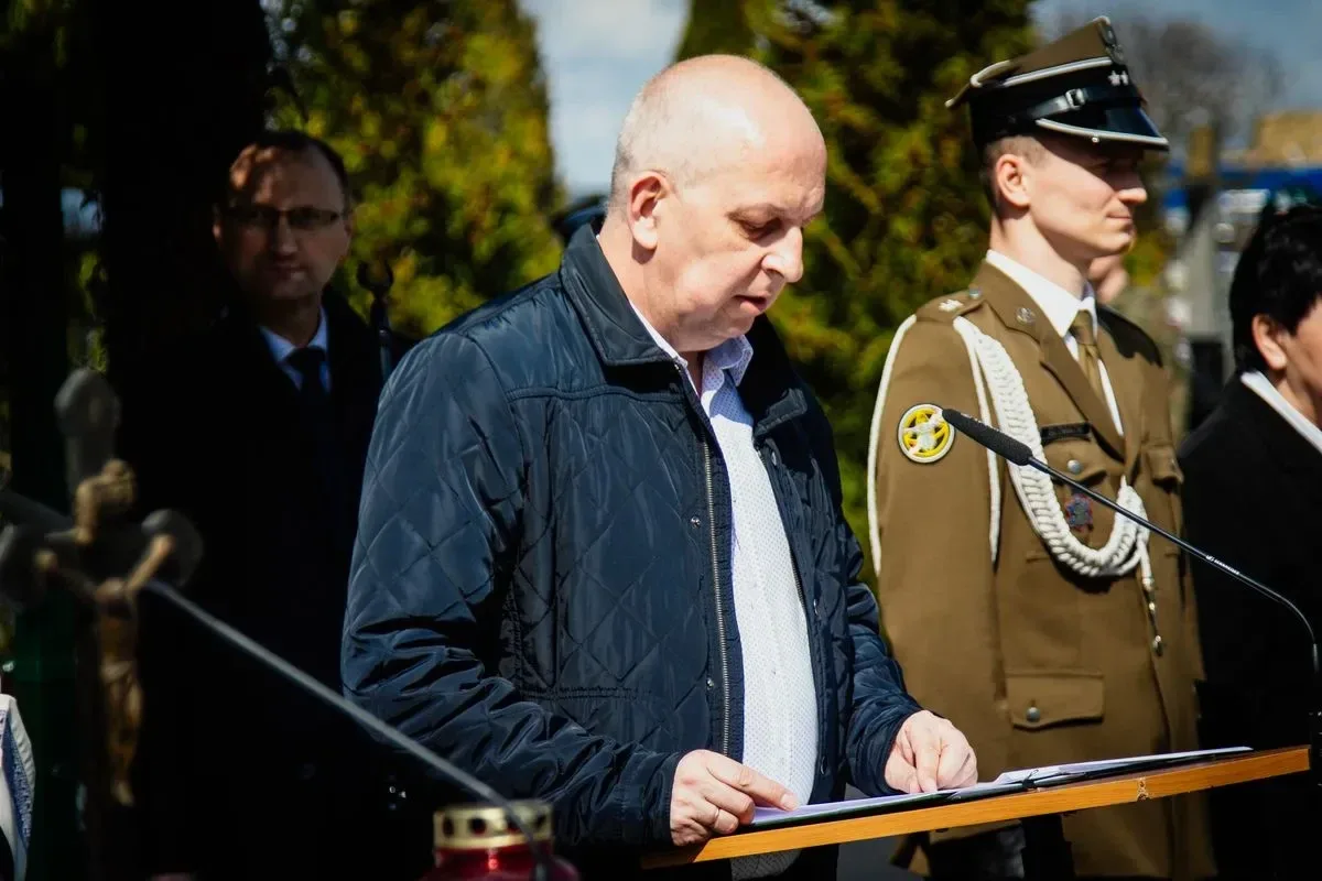 Pamięć o ofiarach - uroczystość upamiętniająca Zbrodnię Katyńską i aresztowanie uczniów Szkoły Handlowej (zdjęcia, wideo)
