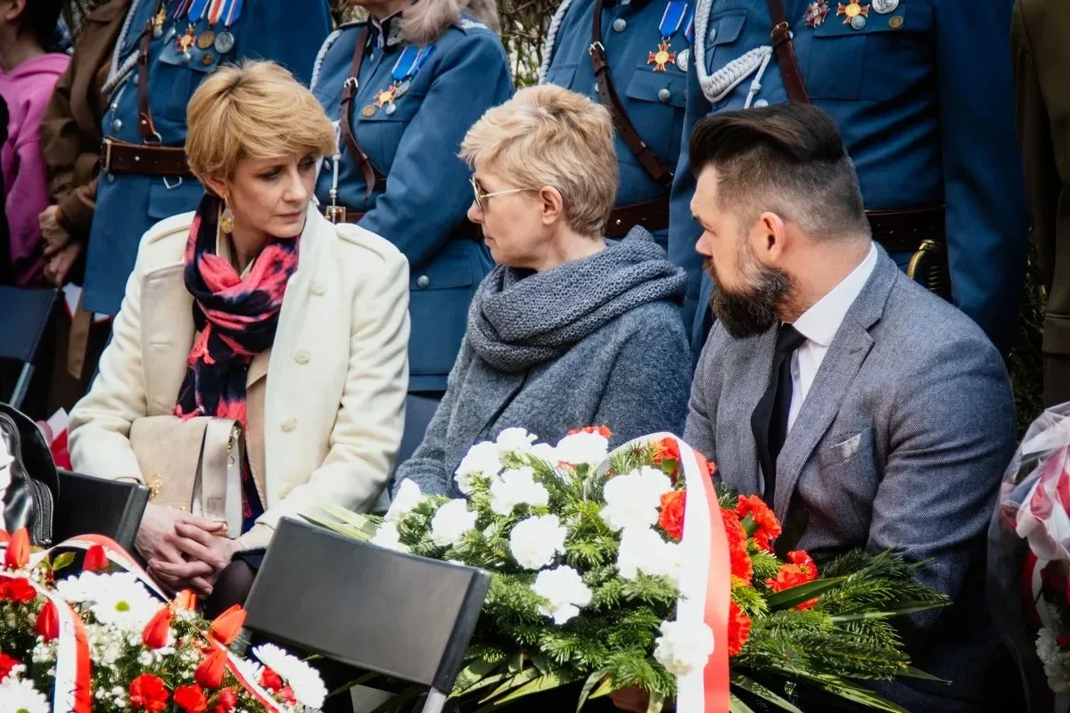 Pamięć o ofiarach - uroczystość upamiętniająca Zbrodnię Katyńską i aresztowanie uczniów Szkoły Handlowej (zdjęcia, wideo)