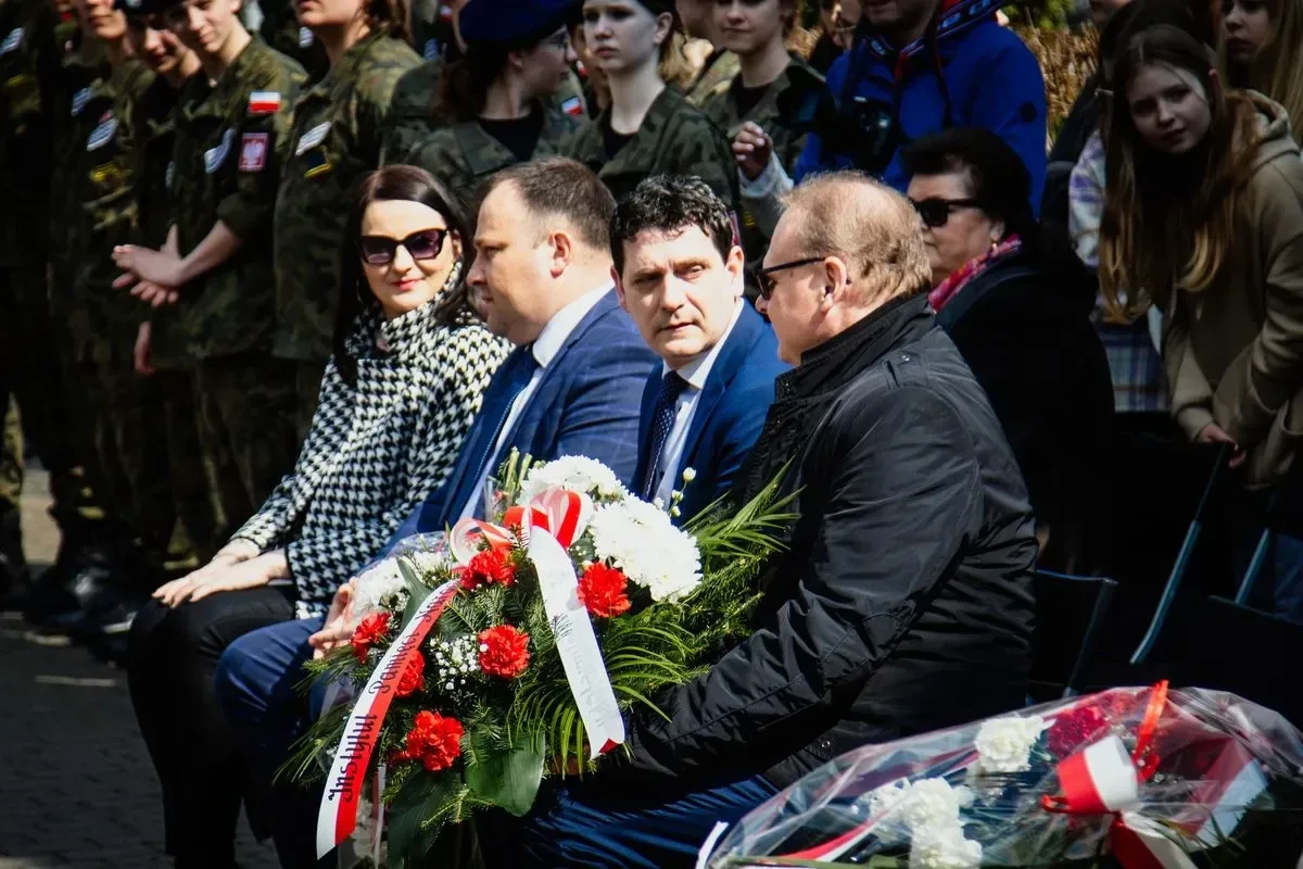 Pamięć o ofiarach - uroczystość upamiętniająca Zbrodnię Katyńską i aresztowanie uczniów Szkoły Handlowej (zdjęcia, wideo)