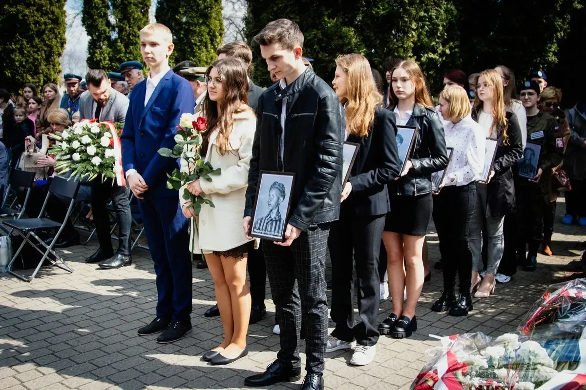 Pamięć o ofiarach - uroczystość upamiętniająca Zbrodnię Katyńską i aresztowanie uczniów Szkoły Handlowej (zdjęcia, wideo)