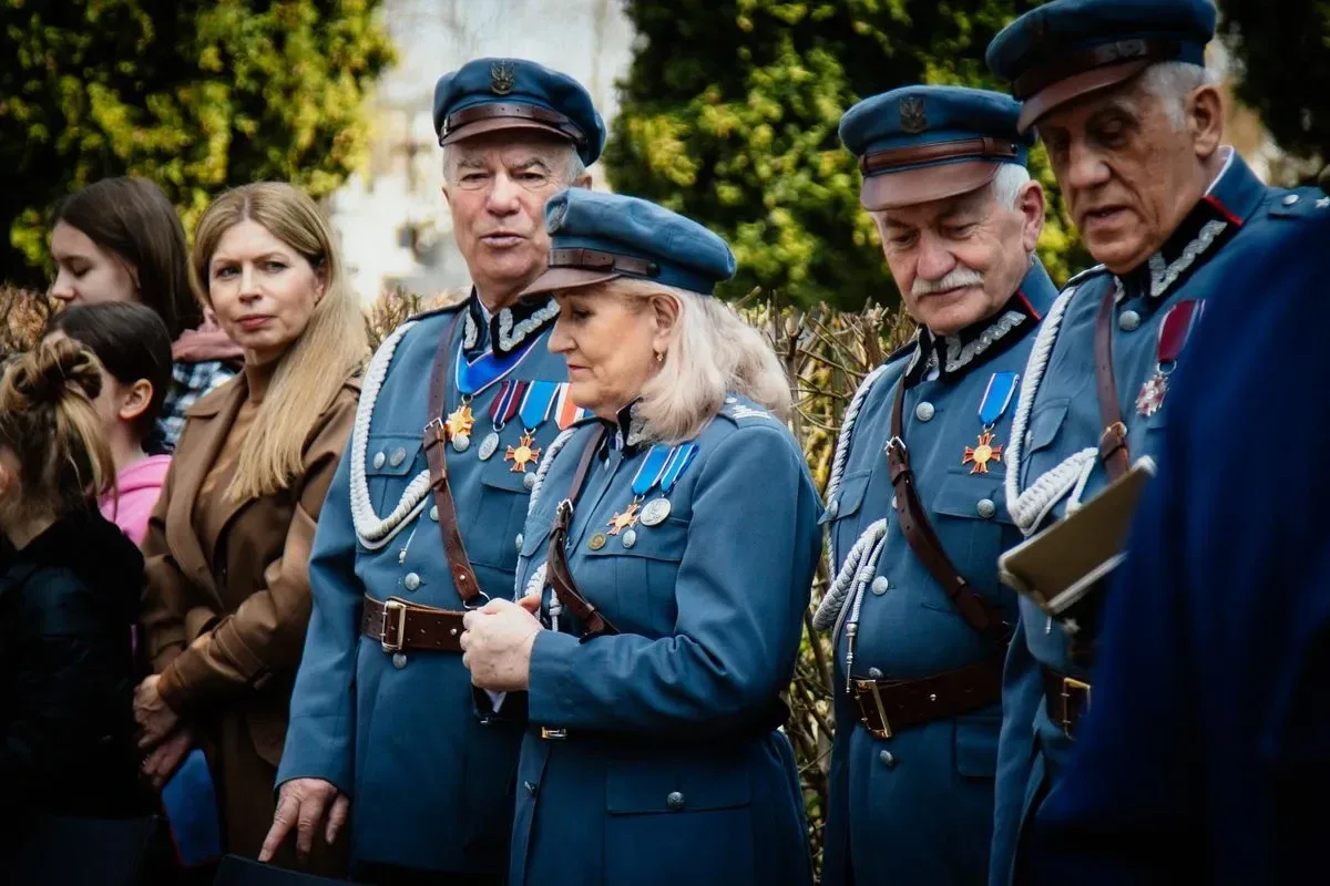 Pamięć o ofiarach - uroczystość upamiętniająca Zbrodnię Katyńską i aresztowanie uczniów Szkoły Handlowej (zdjęcia, wideo)