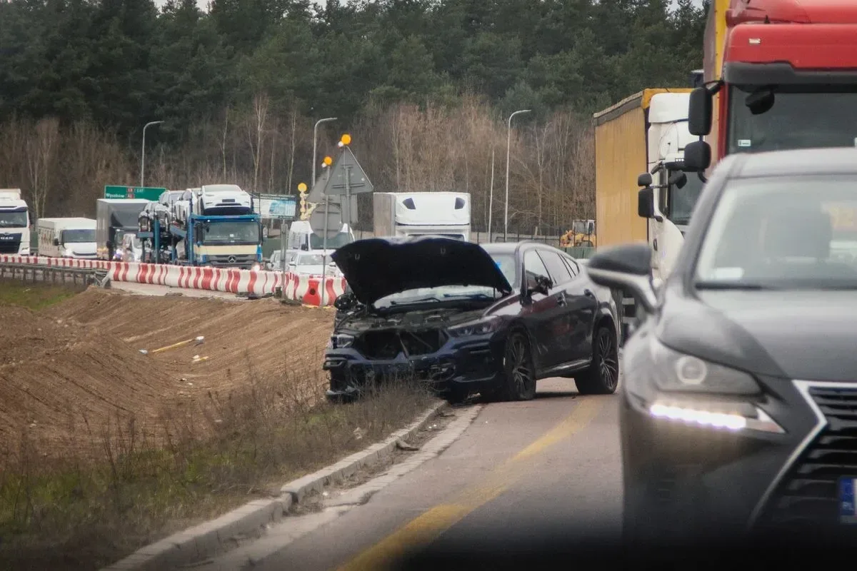 BMW zderzyło się z ciężarówką! Utrudnienia na trasie S8 w kierunku Białegostoku