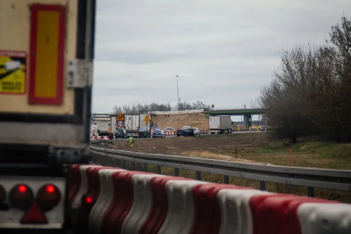 BMW zderzyło się z ciężarówką! Utrudnienia na trasie S8 w kierunku Białegostoku