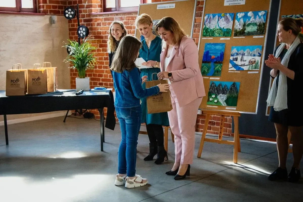 XVII Powiatowy Konkurs Plastyczny "Krajobraz polski" - "Pejzaż górski w kolażu" rozstrzygnięty! (zdjęcia)