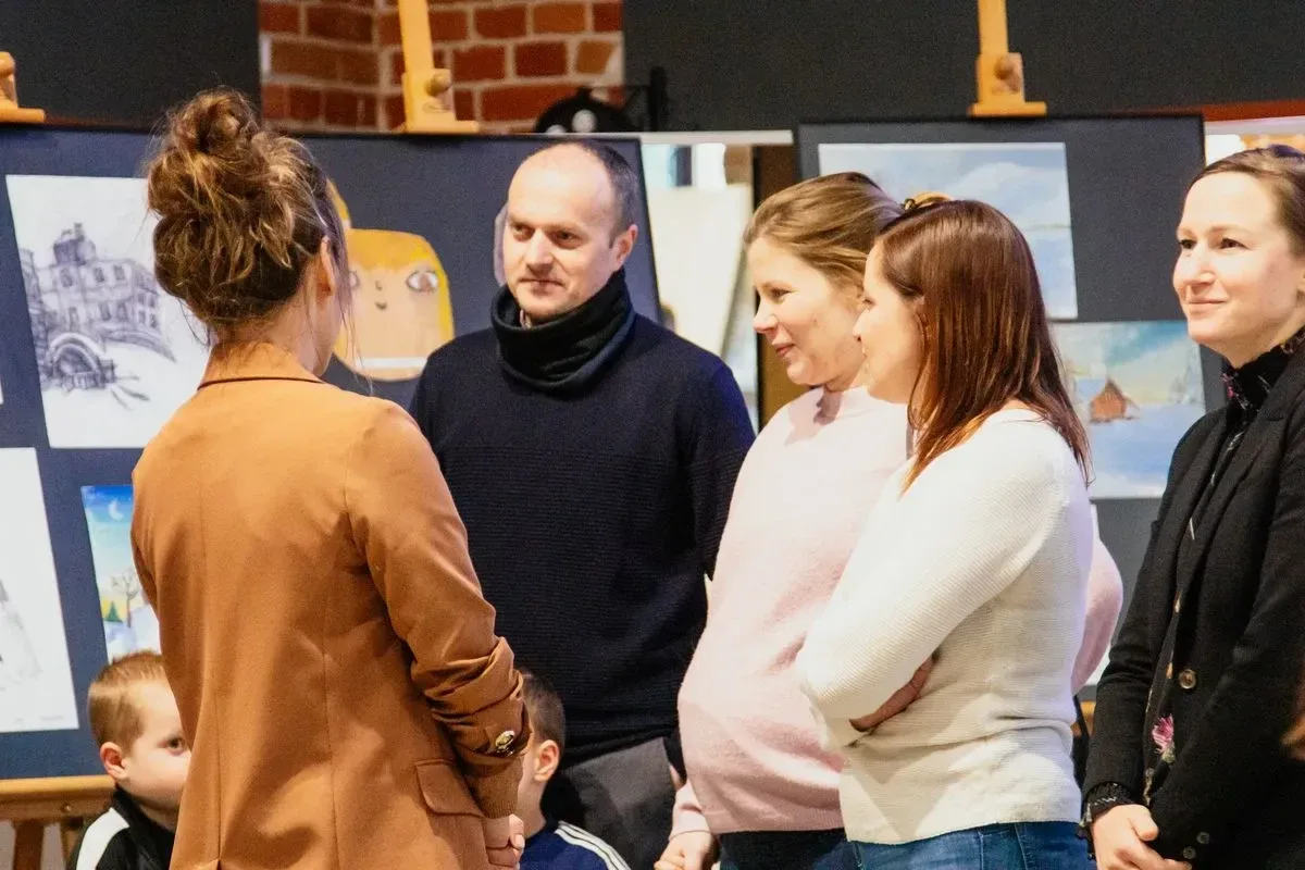 Piękno sztuki w Ostrowi Mazowieckiej: Wystawa Pracowni Plastycznej otwarta! (zdjęcia)