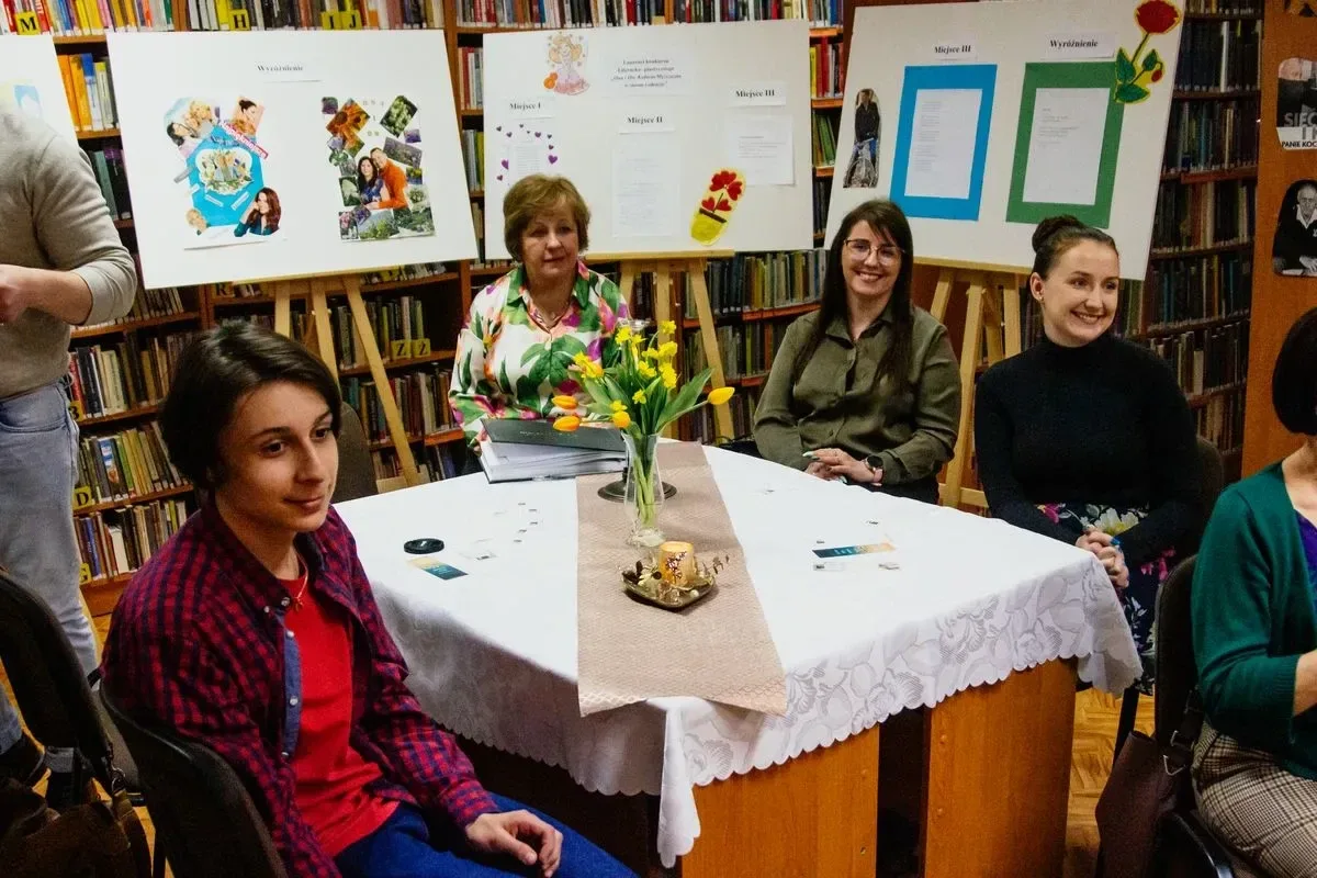Pyszne ciasto i miła atmosfera - podsumowanie spotkania w Gminnej Bibliotece Publicznej w Małkini Górnej (zdjęcia, wideo)