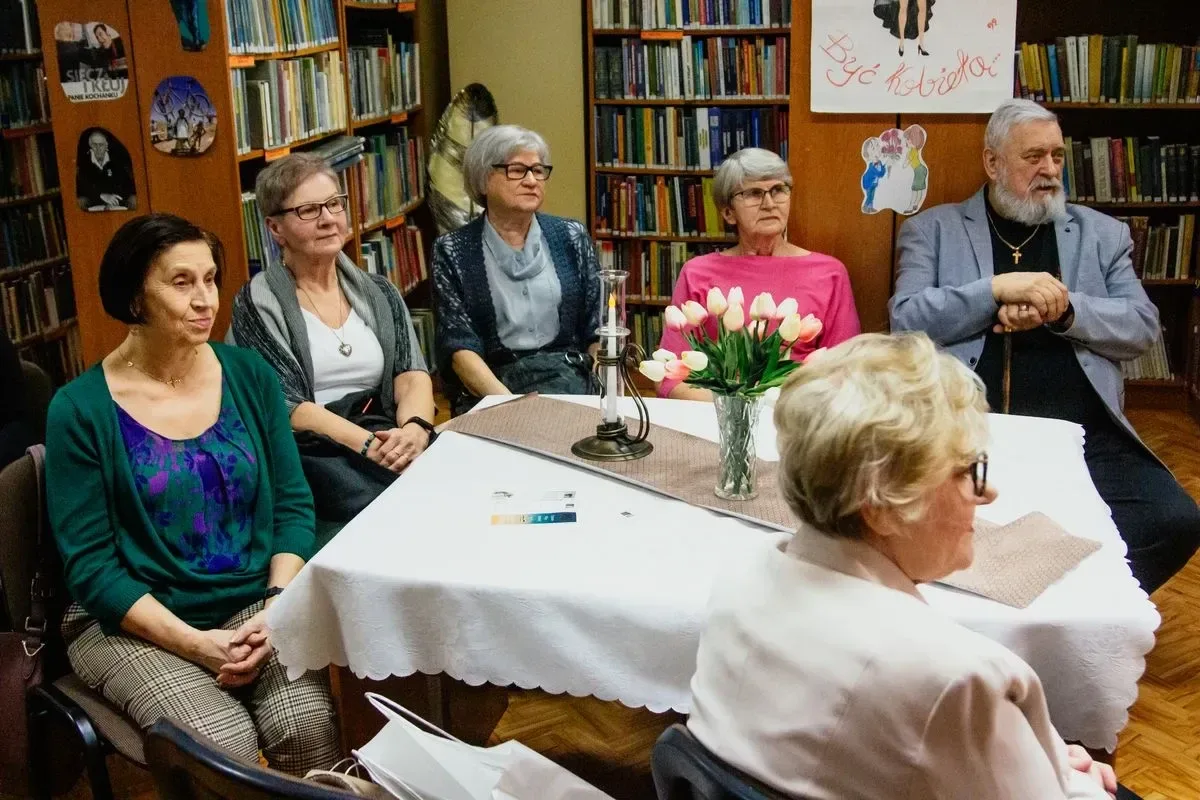 Pyszne ciasto i miła atmosfera - podsumowanie spotkania w Gminnej Bibliotece Publicznej w Małkini Górnej (zdjęcia, wideo)