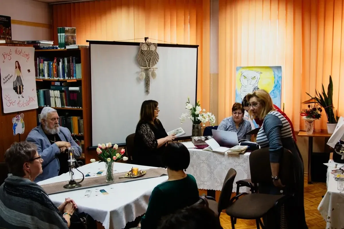 Pyszne ciasto i miła atmosfera - podsumowanie spotkania w Gminnej Bibliotece Publicznej w Małkini Górnej (zdjęcia, wideo)