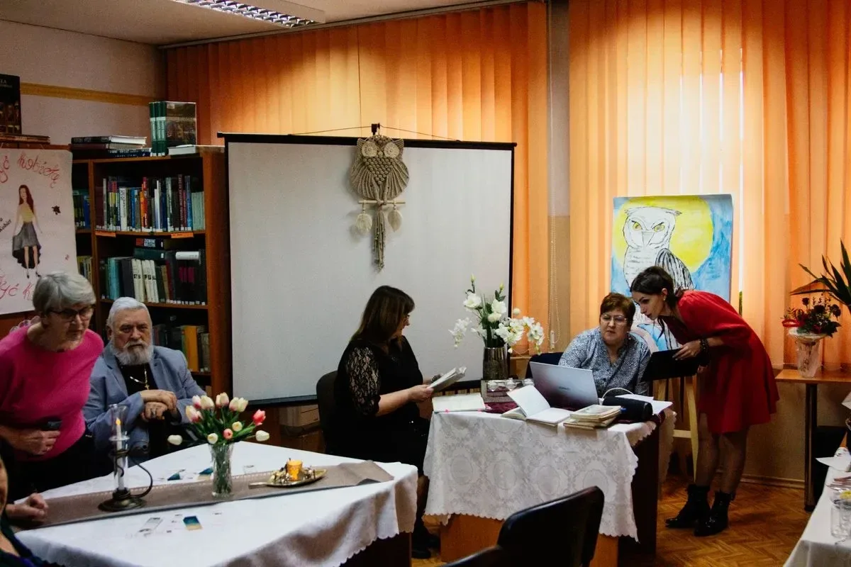 Pyszne ciasto i miła atmosfera - podsumowanie spotkania w Gminnej Bibliotece Publicznej w Małkini Górnej (zdjęcia, wideo)