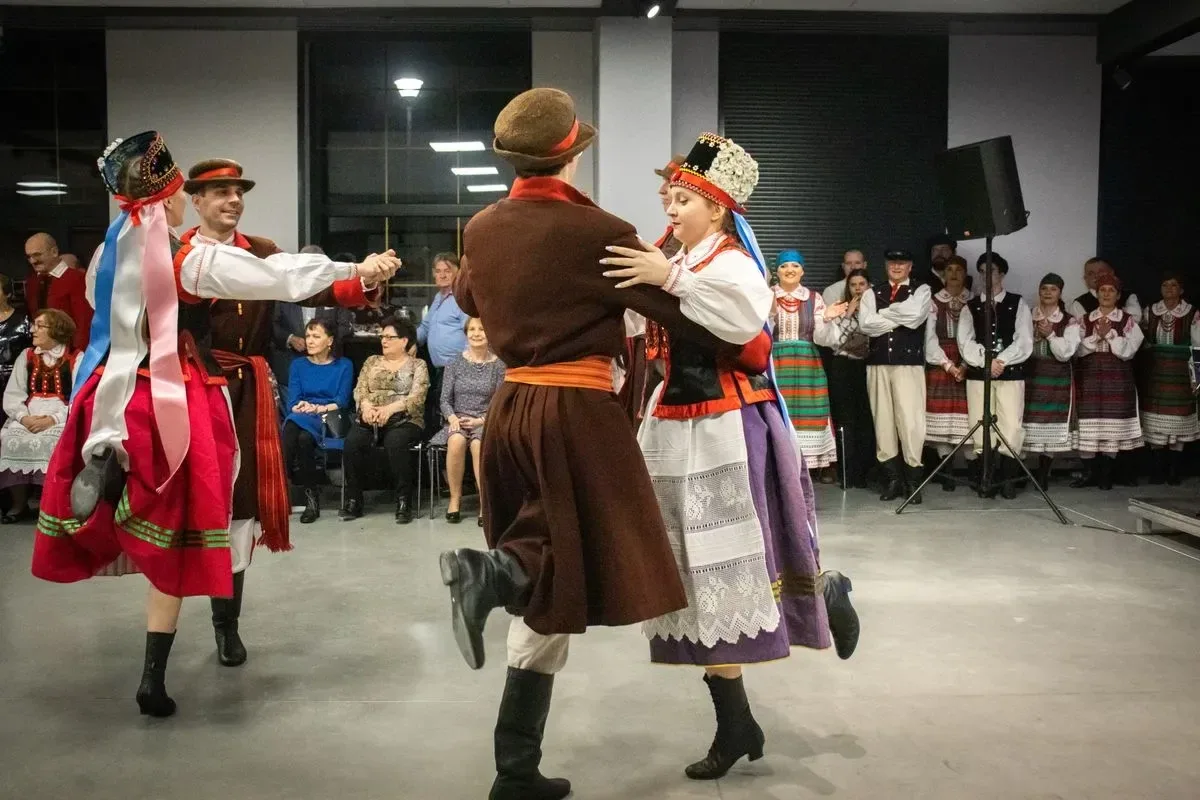 Ostrowianie wspólnie bawili się podczas Kurpiowskiej Potańcówki Ostatkowej (zdjęcia)