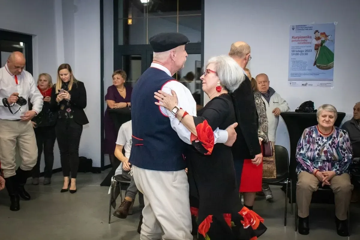 Ostrowianie wspólnie bawili się podczas Kurpiowskiej Potańcówki Ostatkowej (zdjęcia)