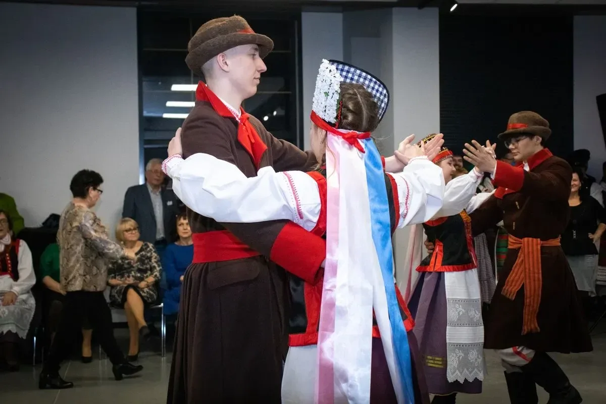 Ostrowianie wspólnie bawili się podczas Kurpiowskiej Potańcówki Ostatkowej (zdjęcia)