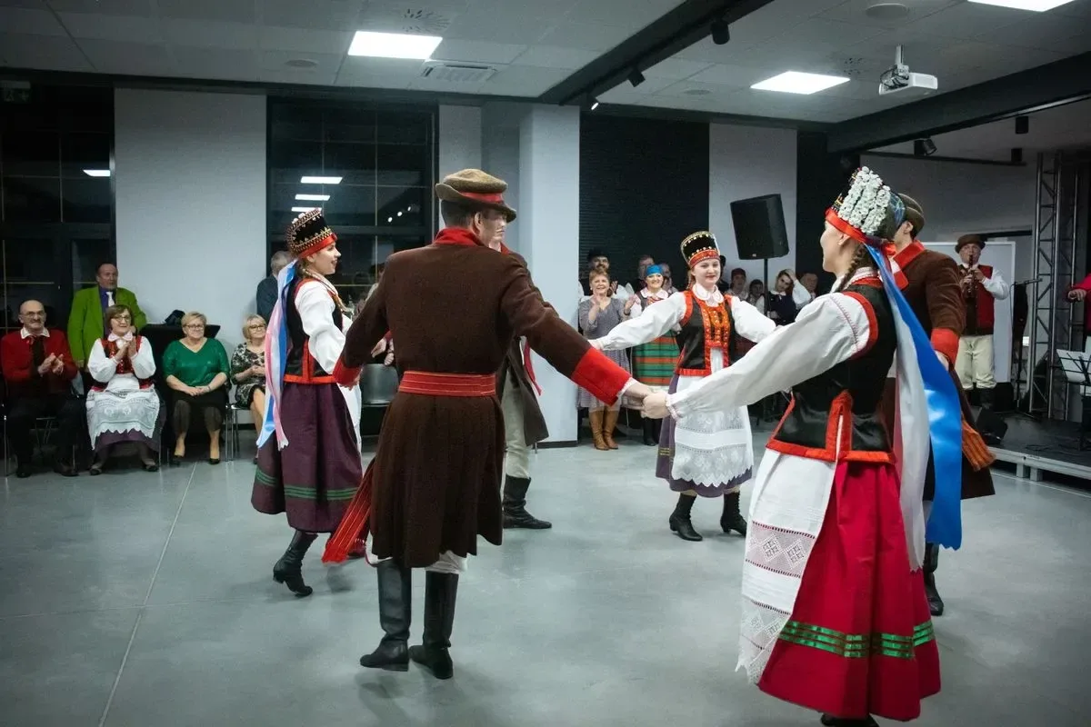 Ostrowianie wspólnie bawili się podczas Kurpiowskiej Potańcówki Ostatkowej (zdjęcia)
