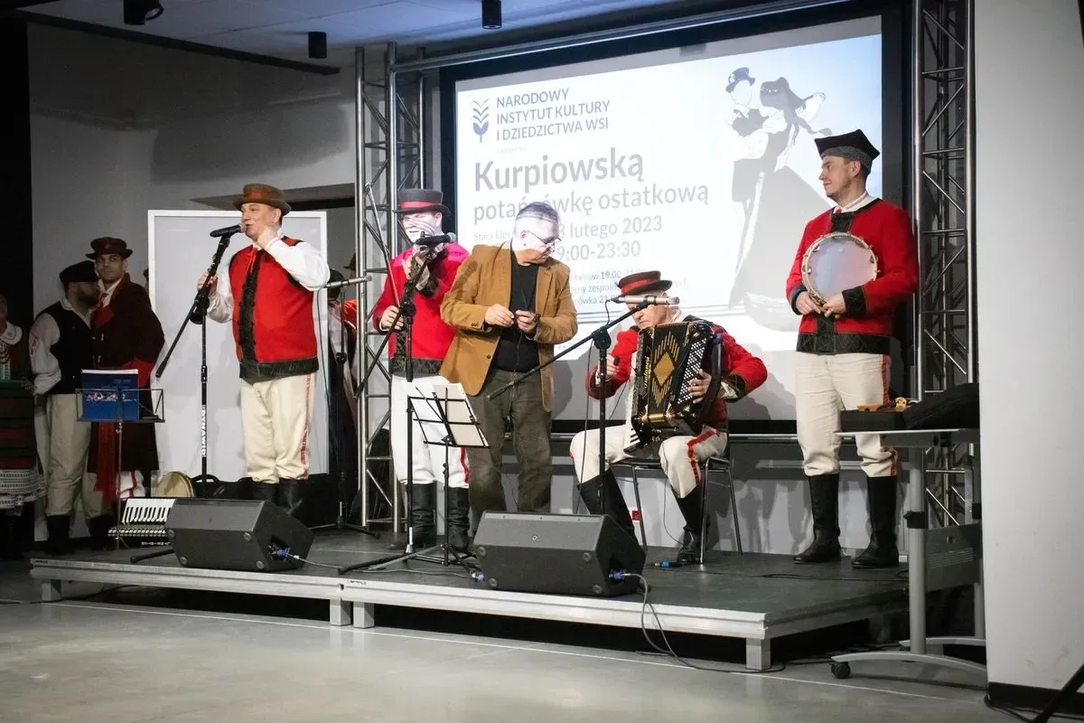 Ostrowianie wspólnie bawili się podczas Kurpiowskiej Potańcówki Ostatkowej (zdjęcia)