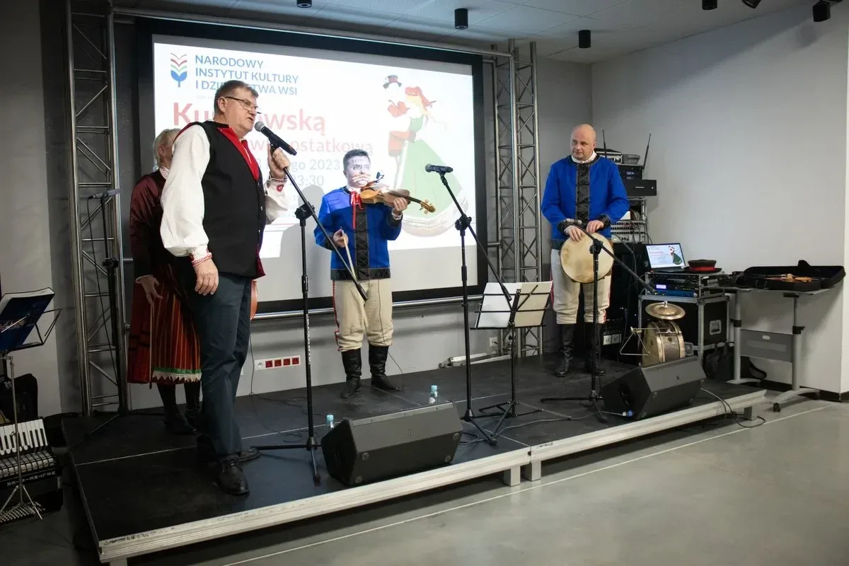 Ostrowianie wspólnie bawili się podczas Kurpiowskiej Potańcówki Ostatkowej (zdjęcia)