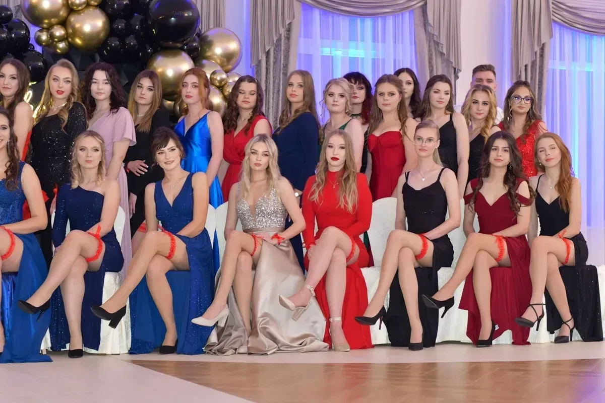 Maturzyści "Ekonomika" bawili się na studniówce (zdjęcia, wideo)